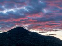 Abklingende Rotfärbung der abendlichen Wolkenhäufchen über dem Aschauer Berg